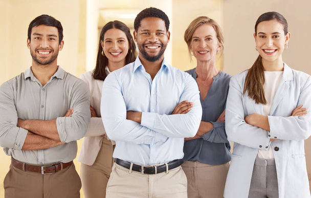 Сила, которой мы обладаем как команда, непоколебима. Портрет группы бизнесменов, стоящих со скрещенными руками в офисе - Фото, изображение