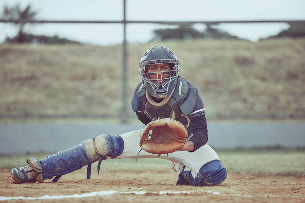 Бейсбол, кувшин и портрет спортсмена в перчатке на открытом поле для игры или тренировок. Фитнес, спорт и мужчина, практикующийся ловить с оборудованием для софтбола на поле на стадионе - Фото, изображение