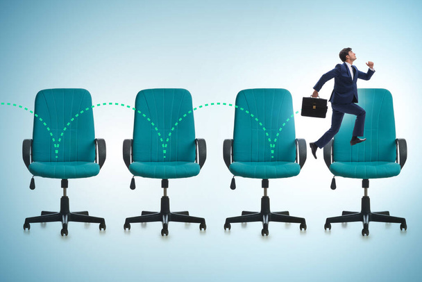 Concetto di promozione con le sedie da ufficio e l'uomo d'affari - Foto, immagini