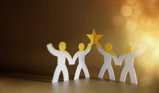 Erfolgreiche Teamwork-Konzepte. Paper Cut als Gruppe von Arbeitern erheben gemeinsam einen Stern. Unternehmensstrategie. Engagiert auf ein gemeinsames Ziel hinarbeiten. Kollegen oder Partnerschaft feiern einen Erfolg - Foto, Bild