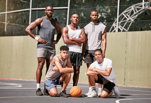 バスケットボール選手、ゲーム、スポーツ、チームワークのためのバスケットボールコートの肖像画のグループとチーム。黒人男性,チームビルディングで一緒にスポーツのための友人や学生,大学でフィットネスや運動. - 写真・画像