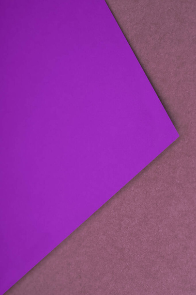 Feuille de papier ordinaire couchée sur fond texturé comme un livre ouvert de l'angle supérieur - Photo, image