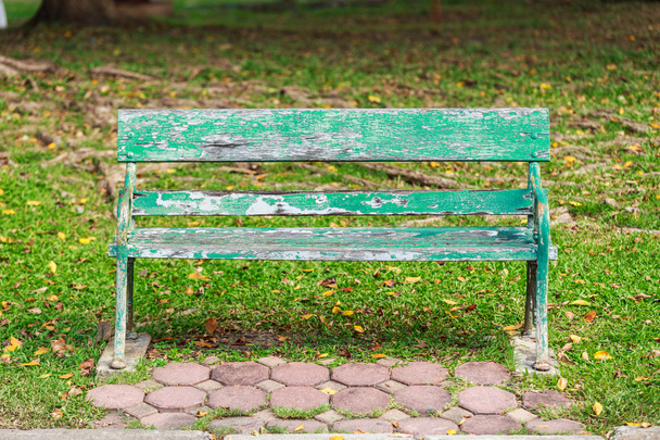 vieja silla en el parque - Foto, imagen