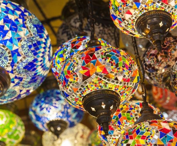 Luzes ornamentadas penduradas num mercado
 - Foto, Imagem