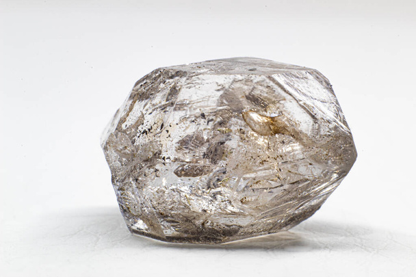 Real forma natural de doble terminación de cuarzo claro Herkimer cristal de diamante macro aislado sobre un fondo de superficie blanca   - Foto, imagen