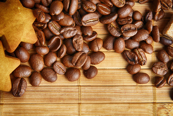 Кофейные зерна и печенье
 - Фото, изображение