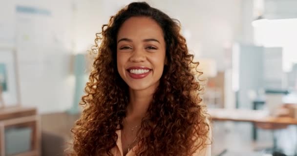 オフィスだけでビジネスに立つ黒人女性デザイナーとの幸せ、顔と成功。若い女性従業員や起業家との肖像、やる気と創造的な労働者. - 映像、動画