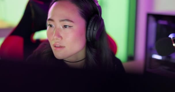 ゲーム、アジア人と女性は韓国のオンラインビデオゲームコミュニティのためのマイクでライブストリーミング。コンテンツ作成者、ゲーマー、ストリーマーは、サブスクリプション、スポーツやファンのためのゲームについての考えを共有 - 映像、動画