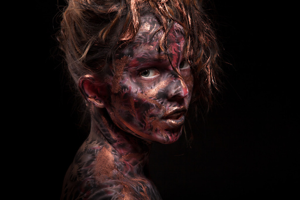 Κορίτσι με σκοτεινό πρόσωπο Χειροποίητη τέχνη - Φωτογραφία, εικόνα