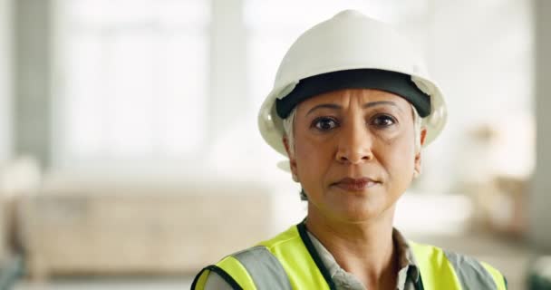 Kadın, ciddi yüz ve inşaat işçisi, şantiye ve iş yerinde mühendis, ticaret endüstrisi portresi yapıyor. Olgun kişi, güvenlik kaskı ve profesyonel, mühendislik ve inşaat işi - Video, Çekim