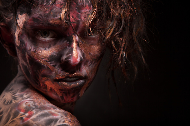 Chica con arte de la cara pintada oscura
 - Foto, imagen