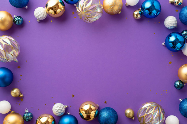Décorations sapin de Noël concept. Photo de vue du dessus de boules d'or transparentes bleues blanches et confettis sur fond violet isolé avec copyspace au milieu - Photo, image