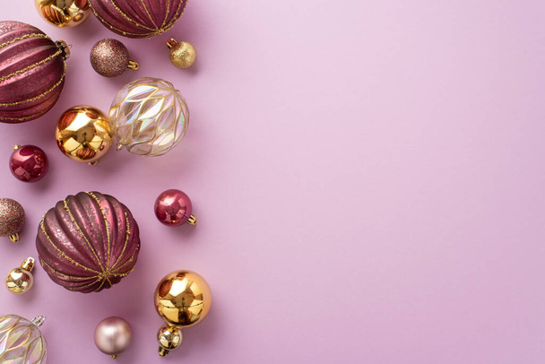 Décorations sapin de Noël concept. Photo de vue du dessus de boules transparentes roses et dorées sur fond violet pastel isolé avec espace vide - Photo, image
