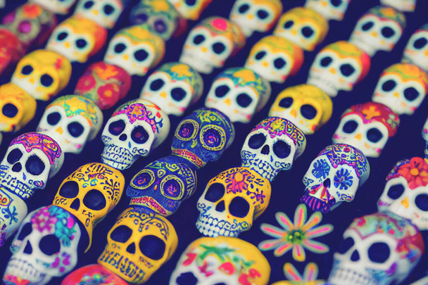 メキシコの死んだ祭りの日に花とカラフルな砂糖の頭蓋骨. - 写真・画像