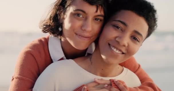 Paar, lgbt und lesbische Frauen am Strand umarmen, umarmen und halten sich. Liebe, Romantik und Porträt eines lesbischen Paares, das Sonnenuntergang, Urlaub und Sommer am Meer mit einem Lächeln im Gesicht genießt. - Filmmaterial, Video