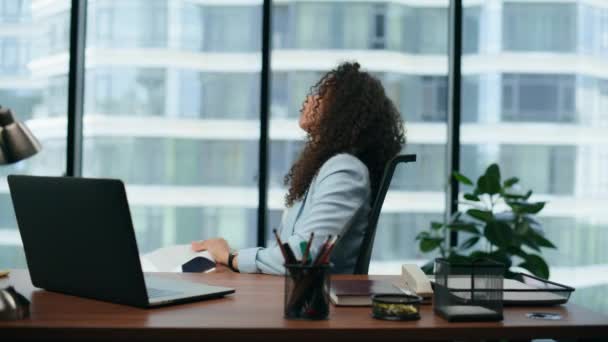 ノートパソコンを閉じて机に座って仕事の失敗について緊張しているストレスの多い女性。ラテン系アメリカ人の実業家は会社の問題を紙の砕いた投げ疲れている。落ち込んでる女の子社員. - 映像、動画