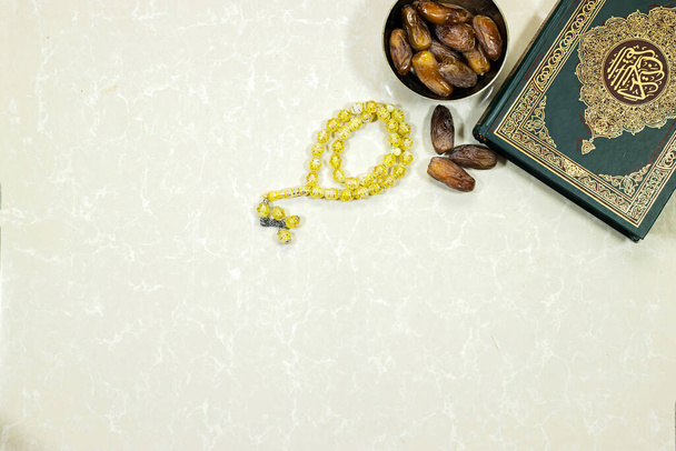 Mawlid al nabi ou ramadan, concept eid. lanterne avec le Saint Coran avec calligraphie arabe signification d'Al Coran et dattes fruits, chapelet musulman - Photo, image