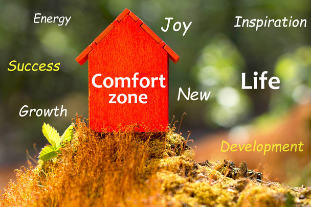 Conceito de Zona de Conforto. Casa vermelha na natureza. Crescimento, escolha de desenvolvimento pessoal. Oportunidades fora de casa - Foto, Imagem