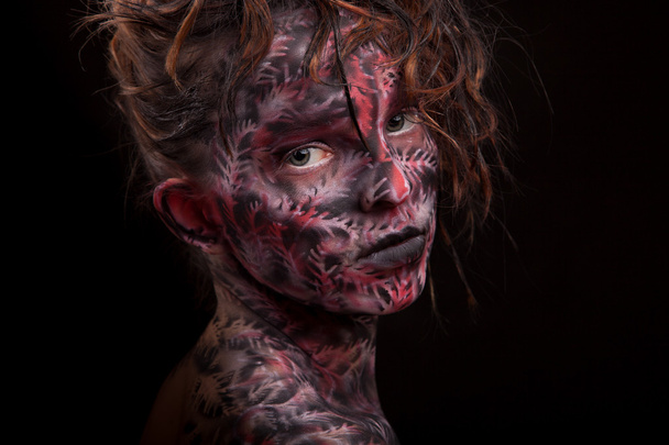 Chica con arte de la cara pintada oscura
 - Foto, imagen