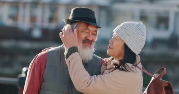 Liebe, Reisen und ein älteres Paar aus Japan umarmen sich und genießen einen romantischen Urlaub. Romantik, glückliche Touristenpaare im Rentnerurlaub zusammen mit Glück, Lächeln und Entspannung beim Sightseeing. - Filmmaterial, Video