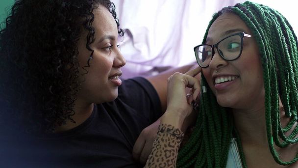 Δύο μαύρες φίλες κάνουν παρέα. Λατίνες αδερφές Ισπανίδες - Φωτογραφία, εικόνα