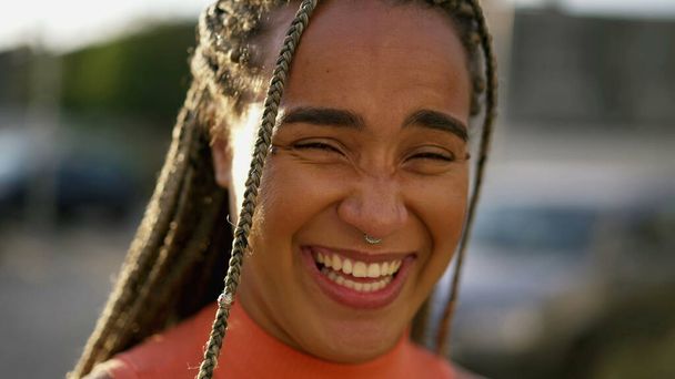 Joyeux millénaire fille adulte riant et souriant. Portrait visage gros plan d'une jeune hispanique latine femme sud-américaine vraie vie authentique rire et sourire - Photo, image