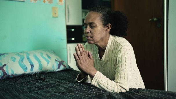 Μια ηλικιωμένη Ισπανίδα προσεύχεται στο πλευρό του Θεού. Ένας πνευματικός μεγαλύτερος Λατίνος μαύρος - Φωτογραφία, εικόνα