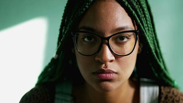 Retrato de una chica latina negra confiada con pelo de trenzas de caja. Cara seria afroamericana de primer plano - Foto, Imagen