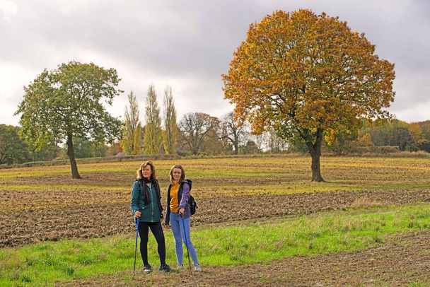 Kaappaus äiti ja tytär nauttivat rauhallinen ja rauhallinen kävellä maaseudulla Rotherham, myöhään syksyllä. - Valokuva, kuva