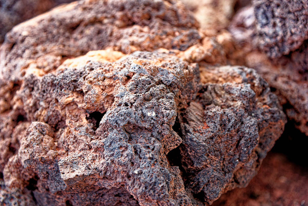 Contexto abstrato - Pedras de lava no Parque Nacional de Timanfaya, Lanzarote, Ilhas Canárias, Espanha - 20 de setembro de 2022 - Foto, Imagem