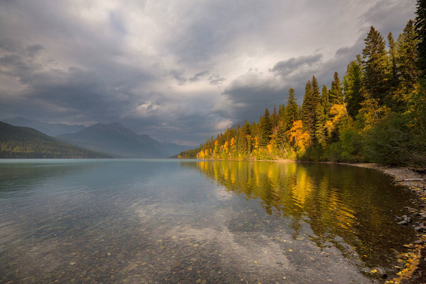 El hermoso lago en la temporada de otoño - Foto, Imagen