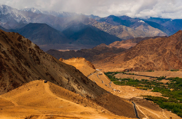 Horská cesta Ladakh, severní Indie. Krásná krajina Ladakhu, nejvyšší náhorní plošina v Indii.Vertikální nebo portrétní orientace - Fotografie, Obrázek
