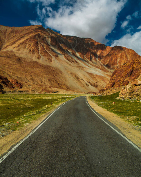 Mountain road of Ladakh, Northern India. Beautiful landscape of Ladakh, highest plateau in India. - Foto, Imagen