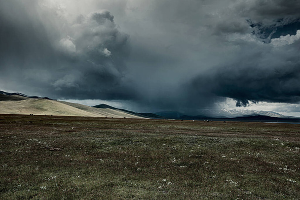 naturaleza Kirguistán en un día lluvioso - Foto, imagen