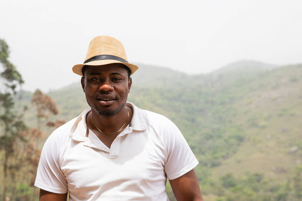 Portré egy afrikai férfi a szabadban, fénykép fénymásoló hely a jobb oldalon - Fotó, kép