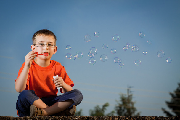 chlapec s mýdlové bubliny - Fotografie, Obrázek