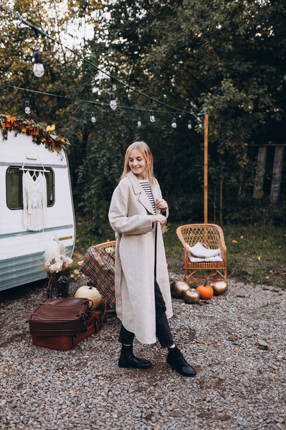 Stylish woman wearing coat in nature background. Elegance at fall season outdoors. Trendy female clothing, autumn fashion collection. - Foto, afbeelding