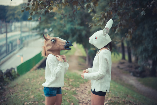 Caballo y conejo máscara joven pareja
 - Foto, Imagen