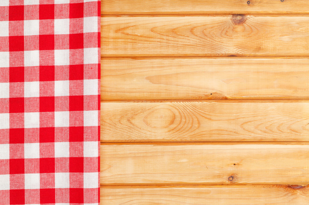 Toalla roja sobre mesa de cocina de madera
 - Foto, Imagen