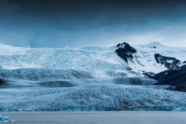 Großer natürlicher Gletscher und launisches Wetter im Sommer in Island. Klimawandel, Konzept der globalen Erwärmung - Foto, Bild