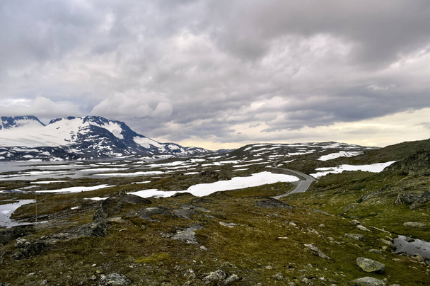 Sognefjell, Jotunheim, Noruega - paisaje rocoso con nieve en un parque natural. Rocas cubiertas de nieve, montañas y lagos helados. - Foto, Imagen