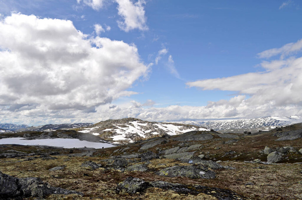 Sognefjell, Jotunheim, Norvégia - sziklás táj hóval egy természeti parkban. Havas sziklák, hegyek és jeges tavak. - Fotó, kép