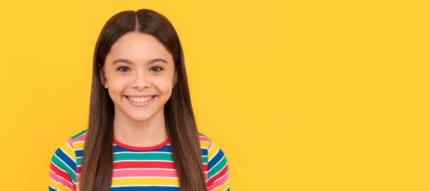 Šťastné dítě úsměv žluté pozadí. Dětská tvář, horizontální plakát, teenager dívka izolovaný portrét, banner s kopírovacím prostorem - Fotografie, Obrázek