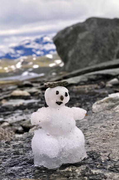 ノルウェーのヨトゥンハイム、ソグネフィヨルド-自然公園で雪と岩の多い風景。雪に覆われた岩、山、氷の湖. - 写真・画像
