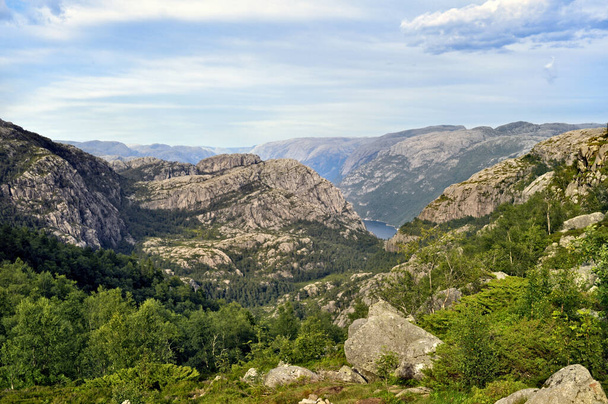 Paisaje rocoso con valle y pequeños lagos - Preikestolen, Noruega - Foto, Imagen