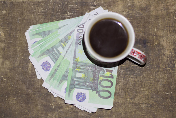 Šálek s čajem na bankovkách. Rostoucí ceny na Ukrajině v důsledku války - Fotografie, Obrázek