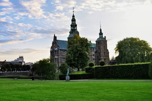 Zamek Królewski Rosenborg o zachodzie słońca w Kopenhadze, Dania - Zdjęcie, obraz