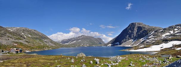 Wysokie skaliste góry, jezioro i droga w regionie Romsdal, Norwegia - Zdjęcie, obraz