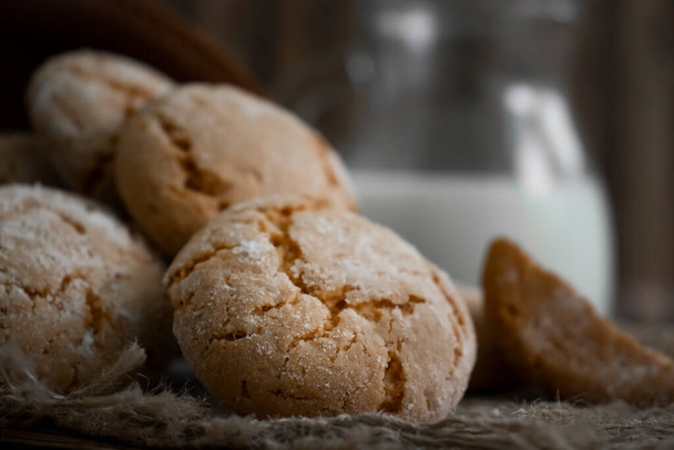 Lahodné čerstvé sušenky na starém mléčném pozadí - Fotografie, Obrázek
