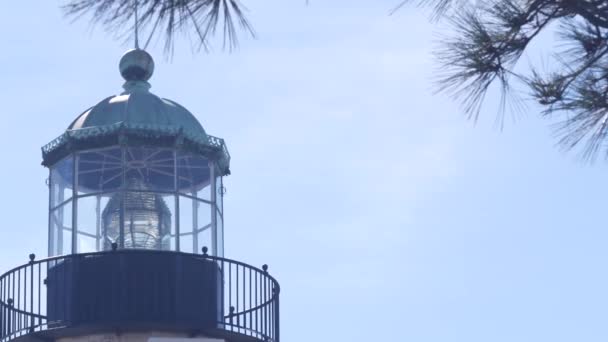 Винтажная башня маяка, ретро-светильник, старинный классический белый маяк с фрезельной линзой. Морское навигационное прибрежное здание 1855 года. Point Loma, Cabrillo, Сан-Диего, Калифорния США - Кадры, видео